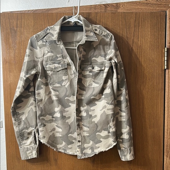 Hollister Camouflage Button Down Shirt - Picture 1 of 5